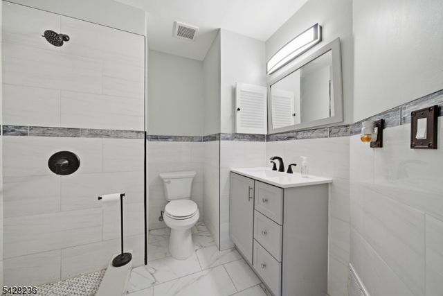 3 Juniper Ct 123, Clifton City, NJ 07014