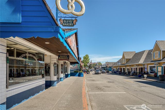 18595 Sawgrass Drive NE, Poulsbo, WA 98370