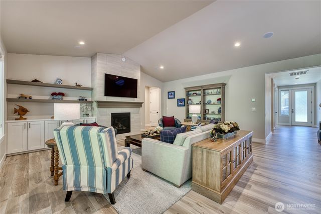 18595 Sawgrass Drive NE, Poulsbo, WA 98370