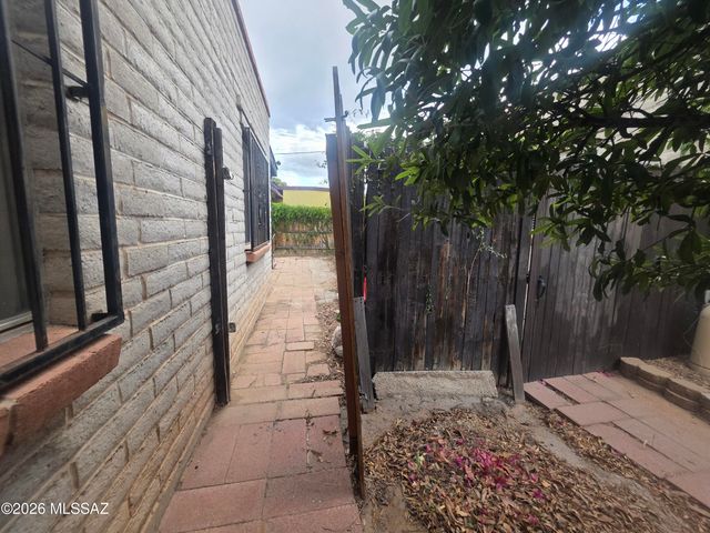 211 W Roger Rd Apt 24, Tucson, AZ 85705