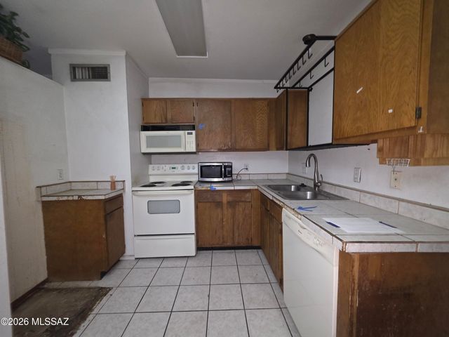 211 W Roger Rd Apt 24, Tucson, AZ 85705