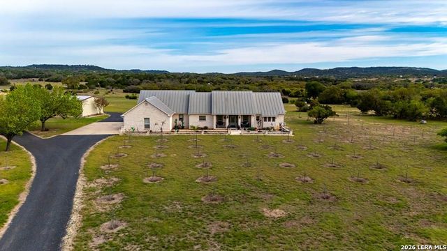 360 Bluff Creek Rd, Center Point, TX 78010