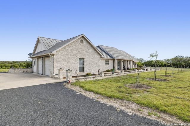 360 Bluff Creek Rd, Center Point, TX 78010