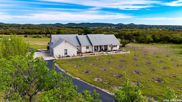 360 Bluff Creek Rd, Center Point, TX 78010