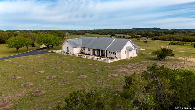 360 Bluff Creek Rd, Center Point, TX 78010