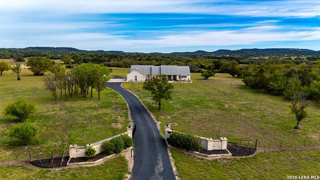 360 Bluff Creek Rd, Center Point, TX 78010