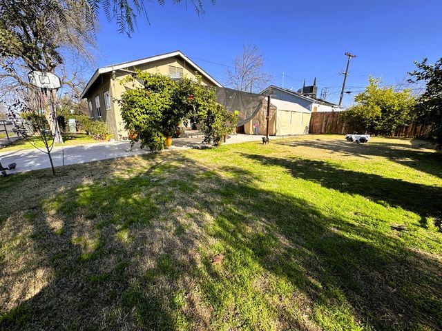 3402 E Townsend Avenue, Fresno, CA 93702