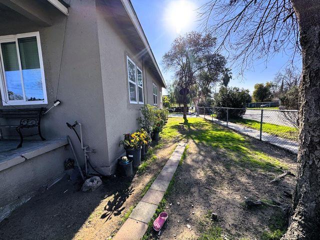 3402 E Townsend Avenue, Fresno, CA 93702