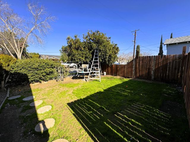 3402 E Townsend Avenue, Fresno, CA 93702