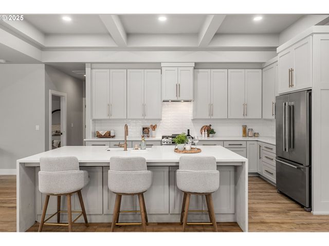 2051 MAJESTIC Pl, Eugene, OR 97403