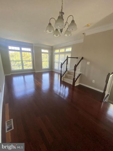 25039 JUSTICE DR, Chantilly, VA 20152