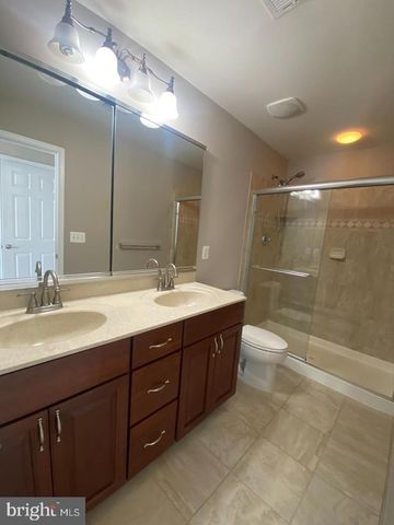 25039 JUSTICE DR, Chantilly, VA 20152
