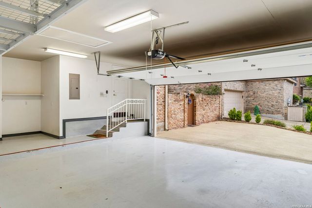 6 CENTURY GLN, San Antonio, TX 78257