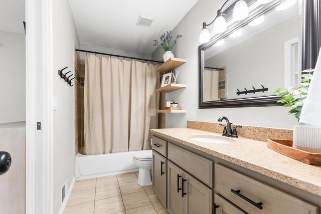 7404 Laredo Drive, Chanhassen, MN 55317