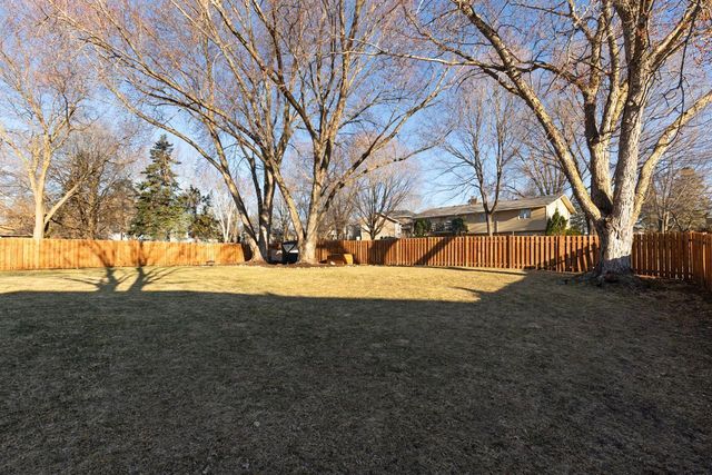 7404 Laredo Drive, Chanhassen, MN 55317