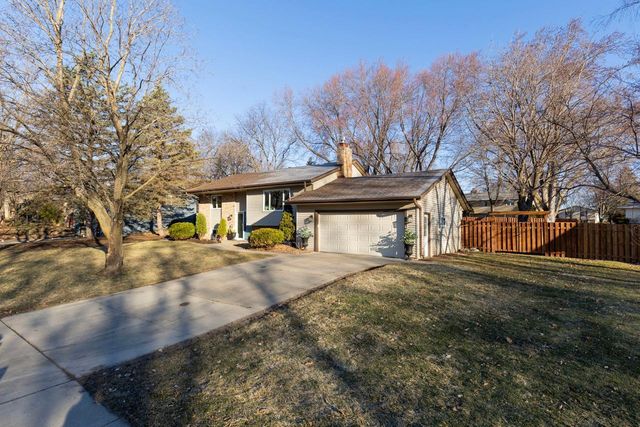 7404 Laredo Drive, Chanhassen, MN 55317