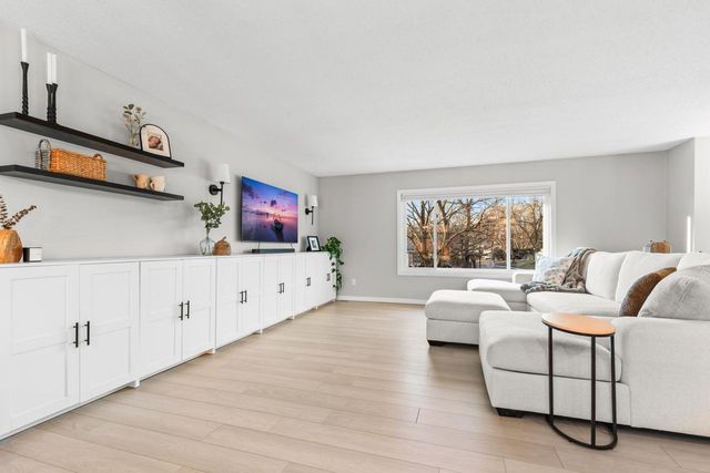 7404 Laredo Drive, Chanhassen, MN 55317