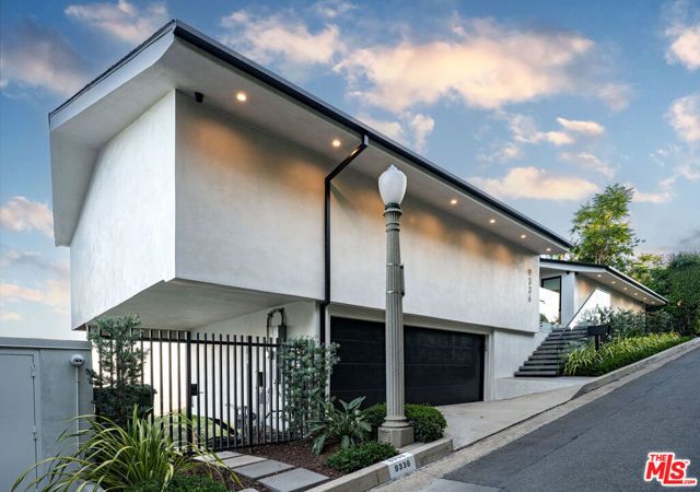 9336 Lloydcrest Drive, Beverly Hills, CA 90210