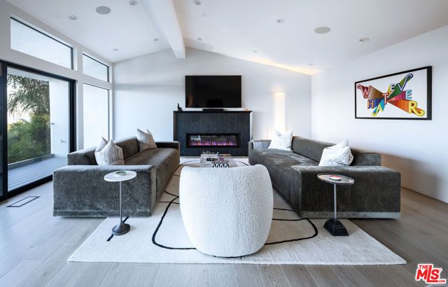 9336 Lloydcrest Drive, Beverly Hills, CA 90210