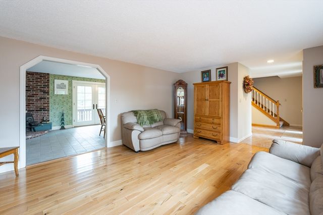 285 E Dunstable Rd, Nashua, NH 03062