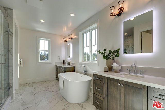 11729 Hartsook Street, Valley Village, CA 91607