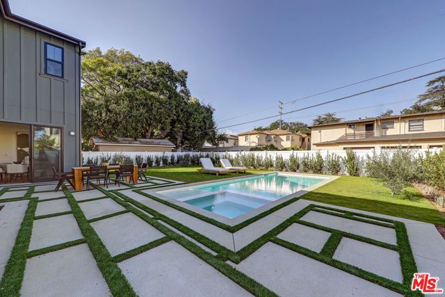 11729 Hartsook Street, Valley Village, CA 91607