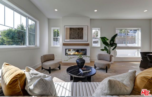 11729 Hartsook Street, Valley Village, CA 91607