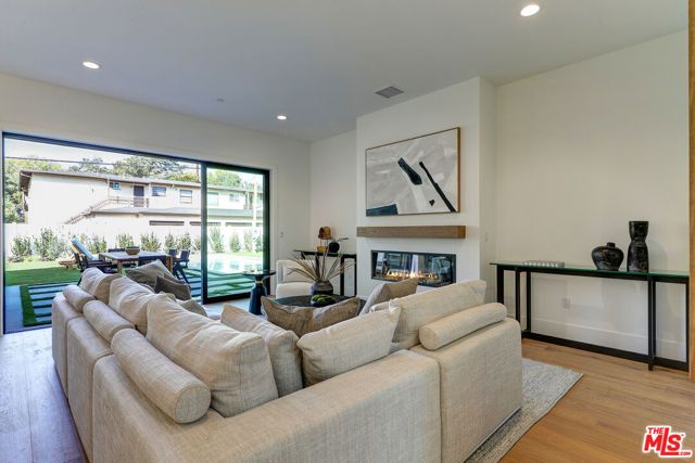 11729 Hartsook Street, Valley Village, CA 91607