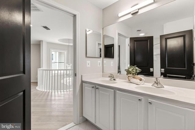 22810 COURTLAND PARK DR, Brambleton, VA 20148