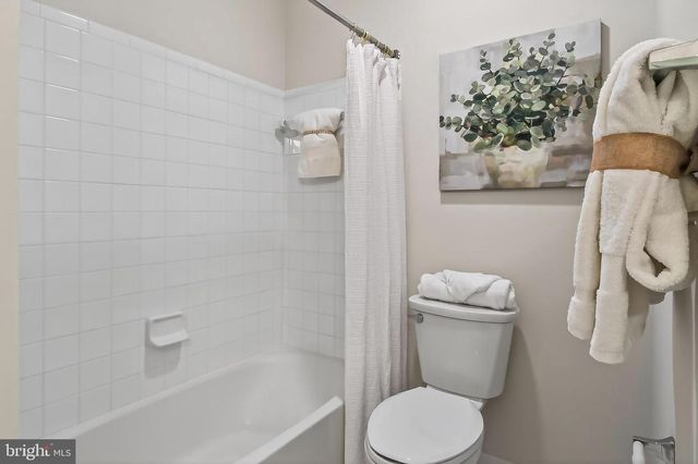 22810 COURTLAND PARK DR, Brambleton, VA 20148