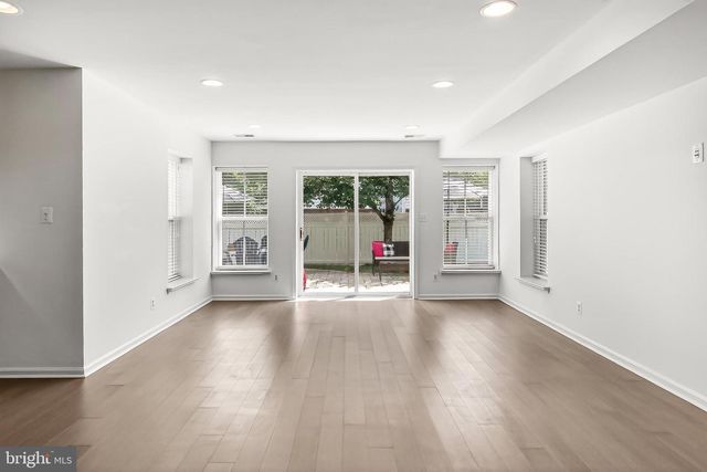 22810 COURTLAND PARK DR, Brambleton, VA 20148