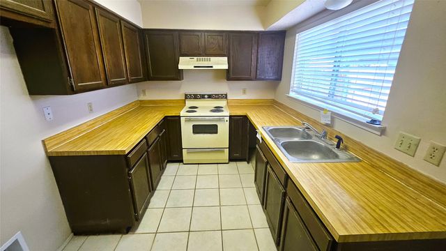 18 E Townhouse Lane 31, Grand Prairie, TX 75052