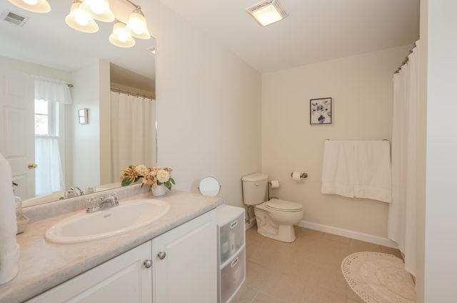 4 Crestview Cir Unit 119, Londonderry, NH 03053