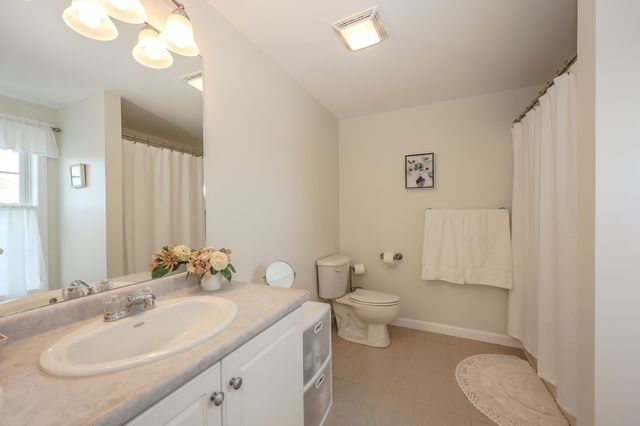 4 Crestview Cir Unit 119, Londonderry, NH 03053