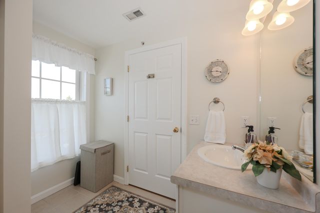 4 Crestview Cir Unit 119, Londonderry, NH 03053