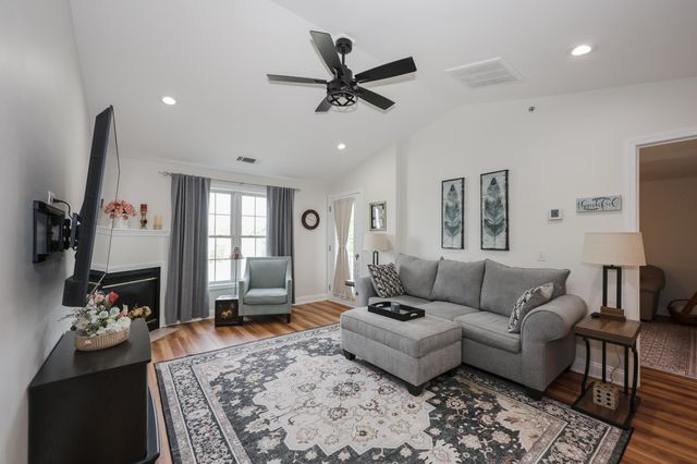 4 Crestview Cir Unit 119, Londonderry, NH 03053