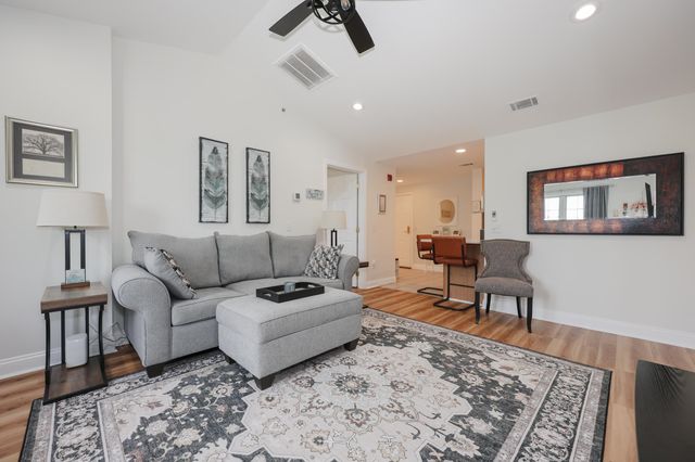 4 Crestview Cir Unit 119, Londonderry, NH 03053