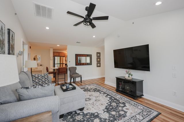 4 Crestview Cir Unit 119, Londonderry, NH 03053