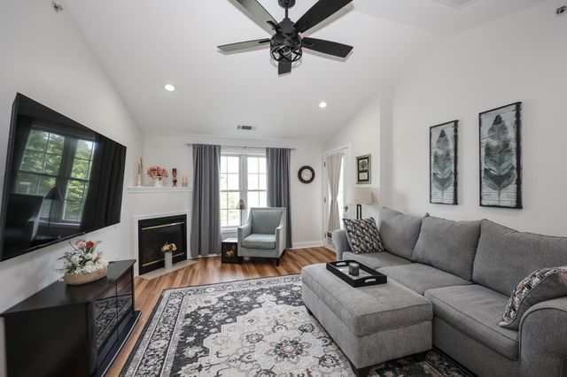 4 Crestview Cir Unit 119, Londonderry, NH 03053