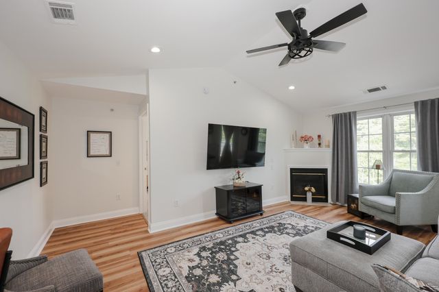 4 Crestview Cir Unit 119, Londonderry, NH 03053