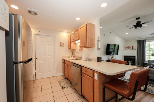 4 Crestview Cir Unit 119, Londonderry, NH 03053