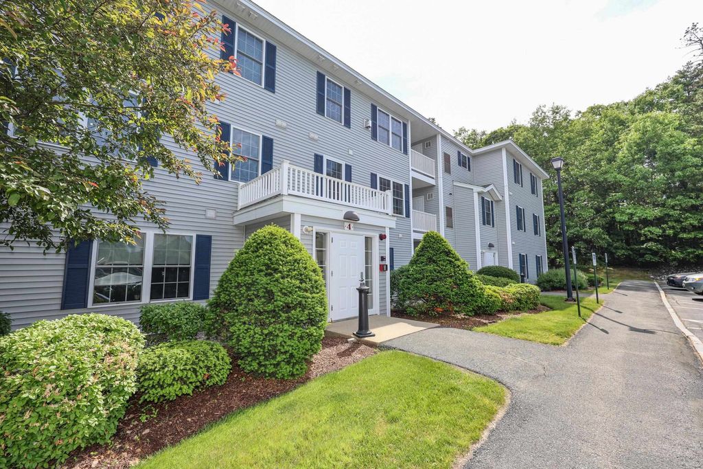 4 Crestview Cir Unit 119, Londonderry, NH 03053