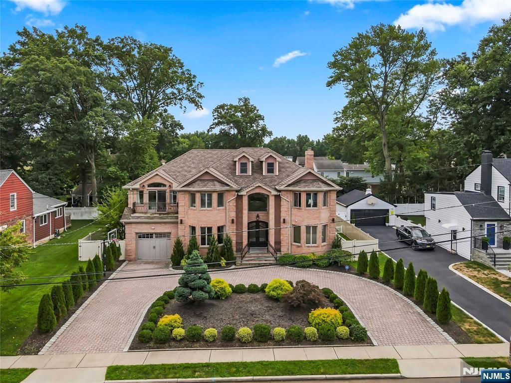 76 N Leswing Avenue, Saddle Brook, NJ 07663