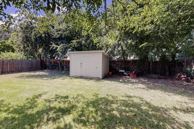 716 Vaughn Drive, Burleson, TX 76028