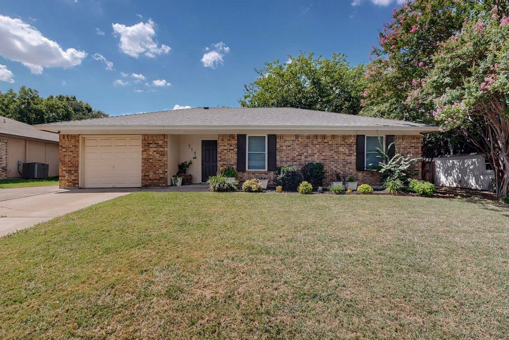 716 Vaughn Drive, Burleson, TX 76028