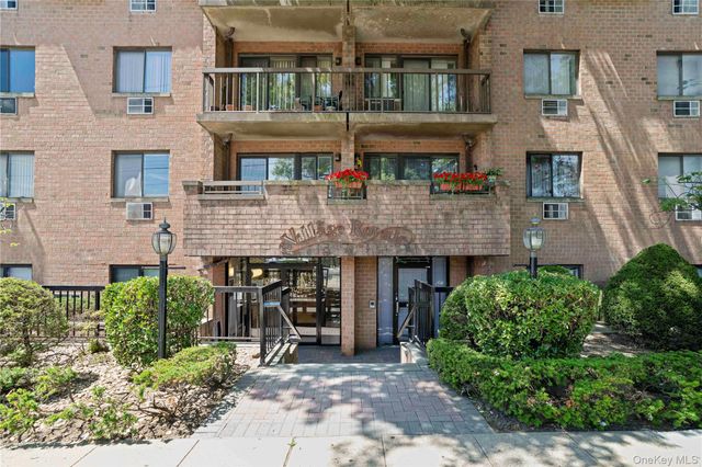 61-12 69th Street 2M, Middle Village, NY 11379