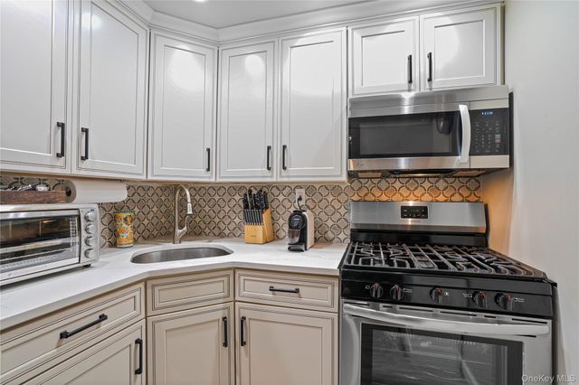 61-12 69th Street 2M, Middle Village, NY 11379