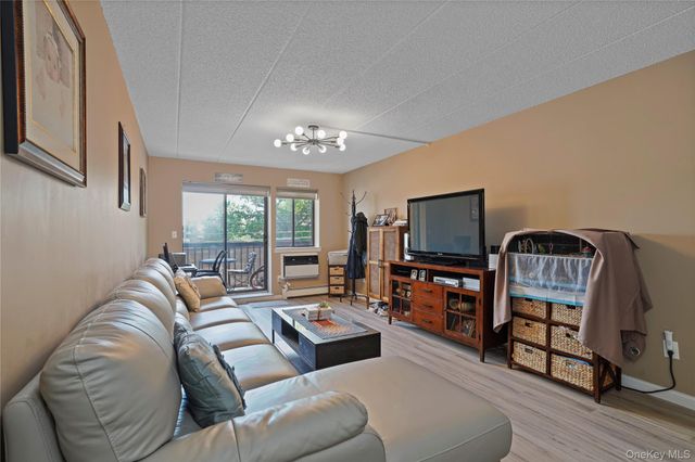 61-12 69th Street 2M, Middle Village, NY 11379