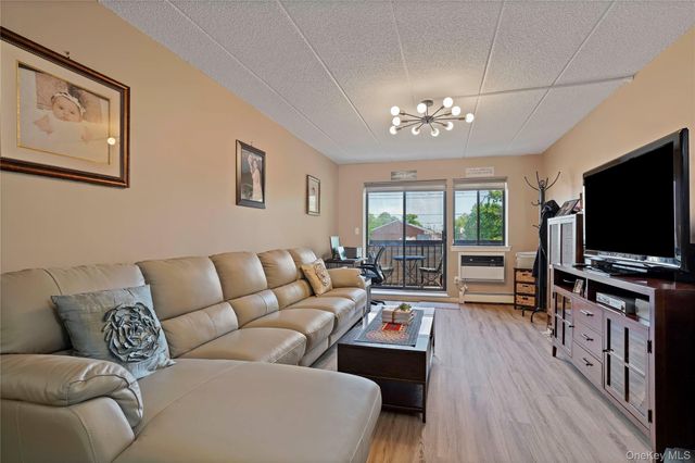 61-12 69th Street 2M, Middle Village, NY 11379