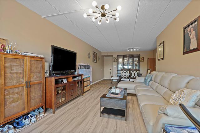 61-12 69th Street 2M, Middle Village, NY 11379